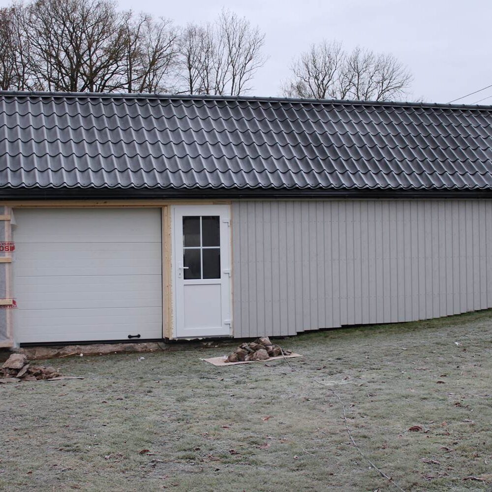 Justering av yttre väggar och beklädning med nya panel