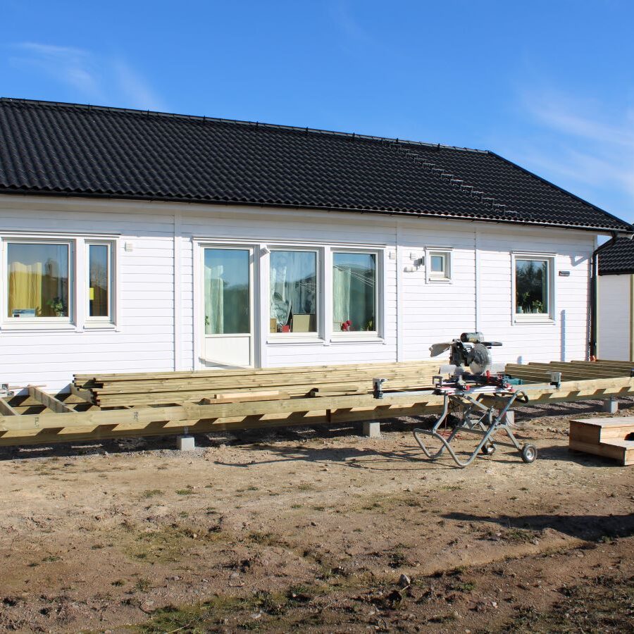 Oftast byggs terrasser och altaner på ca 500-1200 mm höjd från marken eller så kann de vara lite lägre