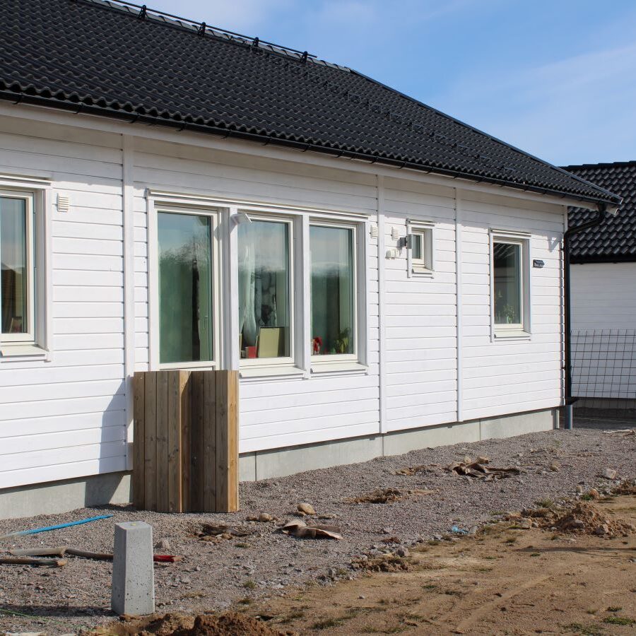 Om det inte finns några kablar så kan man sätta i gång med att få bort matjorden från det stället där man tänker bygga en altan eller terrass