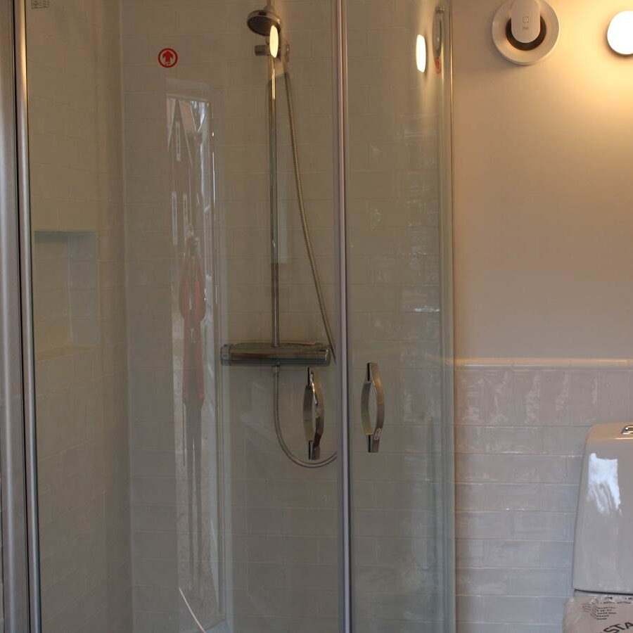 Renoveringsarbete och byggnadsvård genomförd i samverkan med personalen från VVS och EL