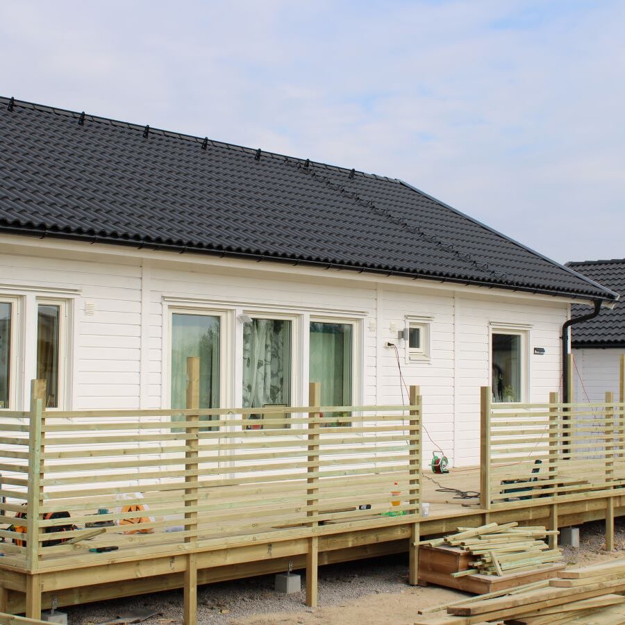 Vi tillverkade ett träräcke som omringade hela altanen, monterade en grind samt en port som skiljade husets baksida från resten av tomten