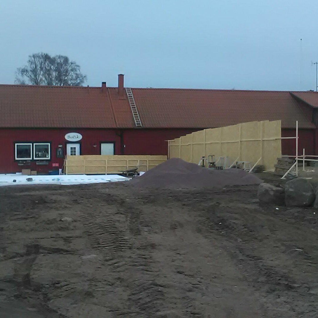 Nabbens rökeri och fisk - isoleringsmaterialet läggs på