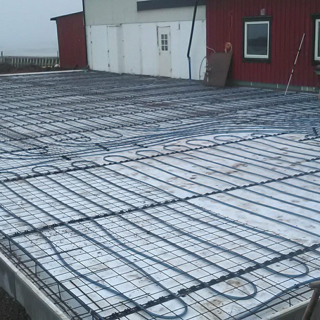 Nabbens rökeri och fisk - isoleringsmaterialet placeras och förstärkningsarbete sker