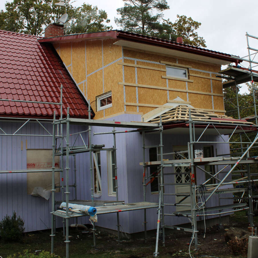 Högkvalitativa renoveringsarbeten - Installation av tak över ytterdörr