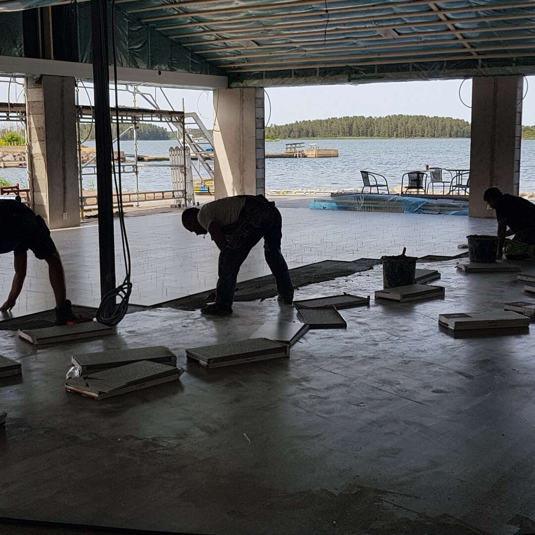 P.Plåt Bygg & AB utför kakelsättning , snickeriarbeten, byggnadsplåtslageri och annat inom bygg som ett helhetskoncept för alla typer av kunder. Ring oss idag så hjälper vi dig vid din nästa renovering!