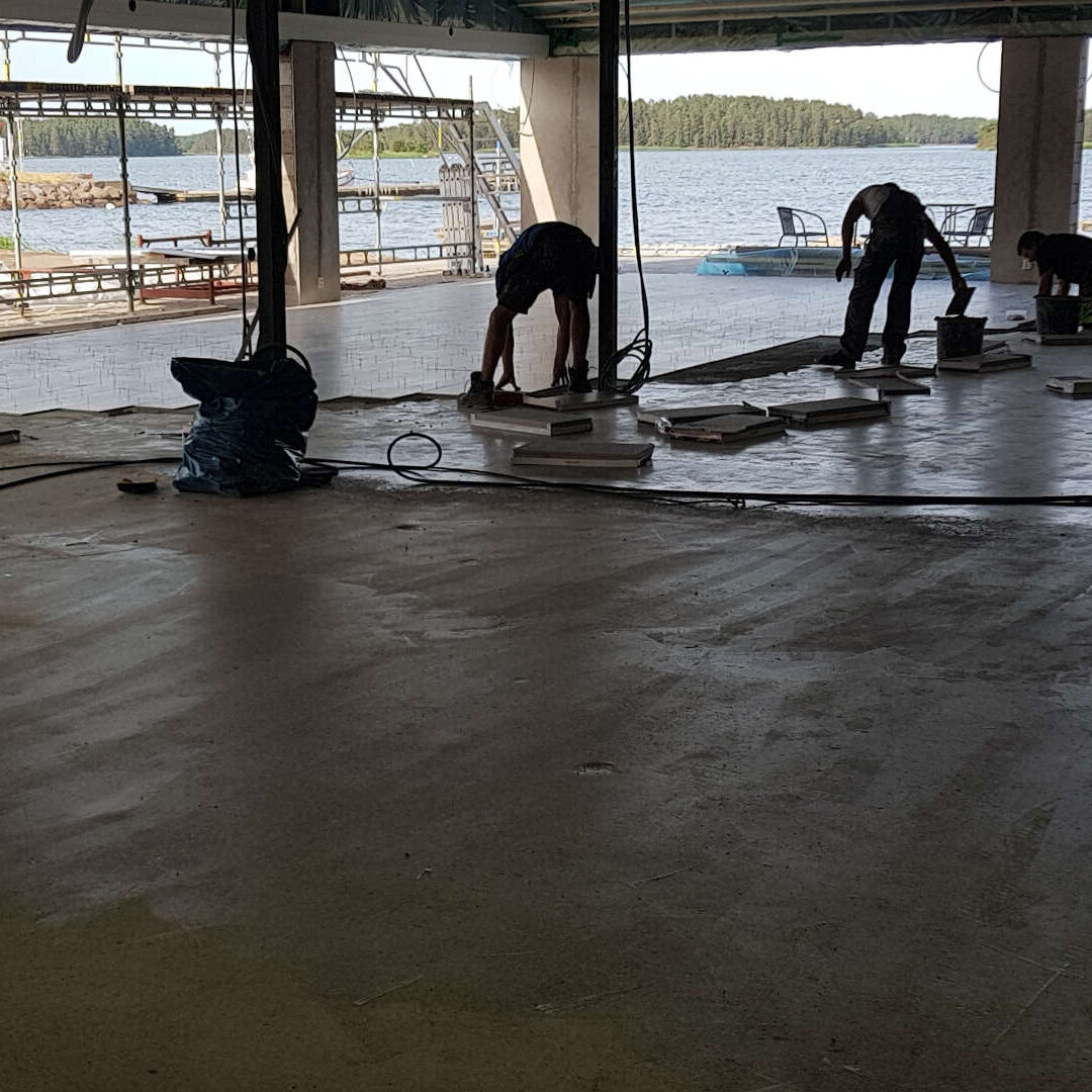 P.Plåt Bygg & AB utför kakelsättning , snickeriarbeten, byggnadsplåtslageri och annat inom bygg som ett helhetskoncept för alla typer av kunder. Ring oss idag så hjälper vi dig vid din nästa renovering!