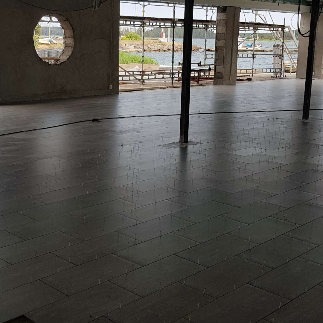 P.Plåt Bygg & AB utför kakelsättning , snickeriarbeten, byggnadsplåtslageri och annat inom bygg som ett helhetskoncept för alla typer av kunder. Ring oss idag så hjälper vi dig vid din nästa renovering!