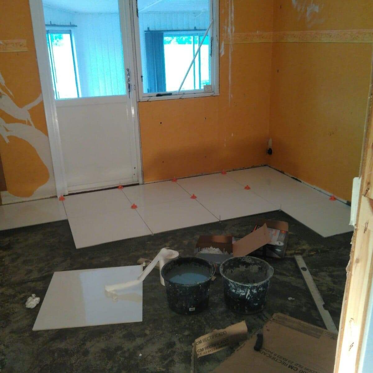 Köksrenovering - golvet har täckts med klinker