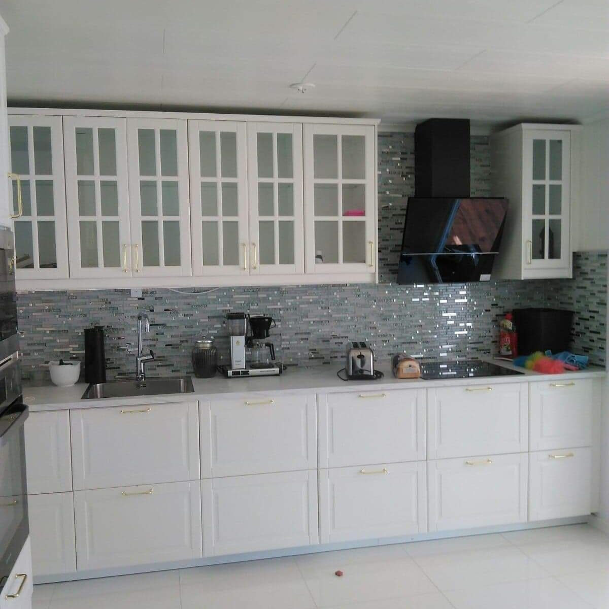 Köksrenovering och fönsterbyte i mönsterås kommun - ett nytt IKEA-kök har monterats ihop