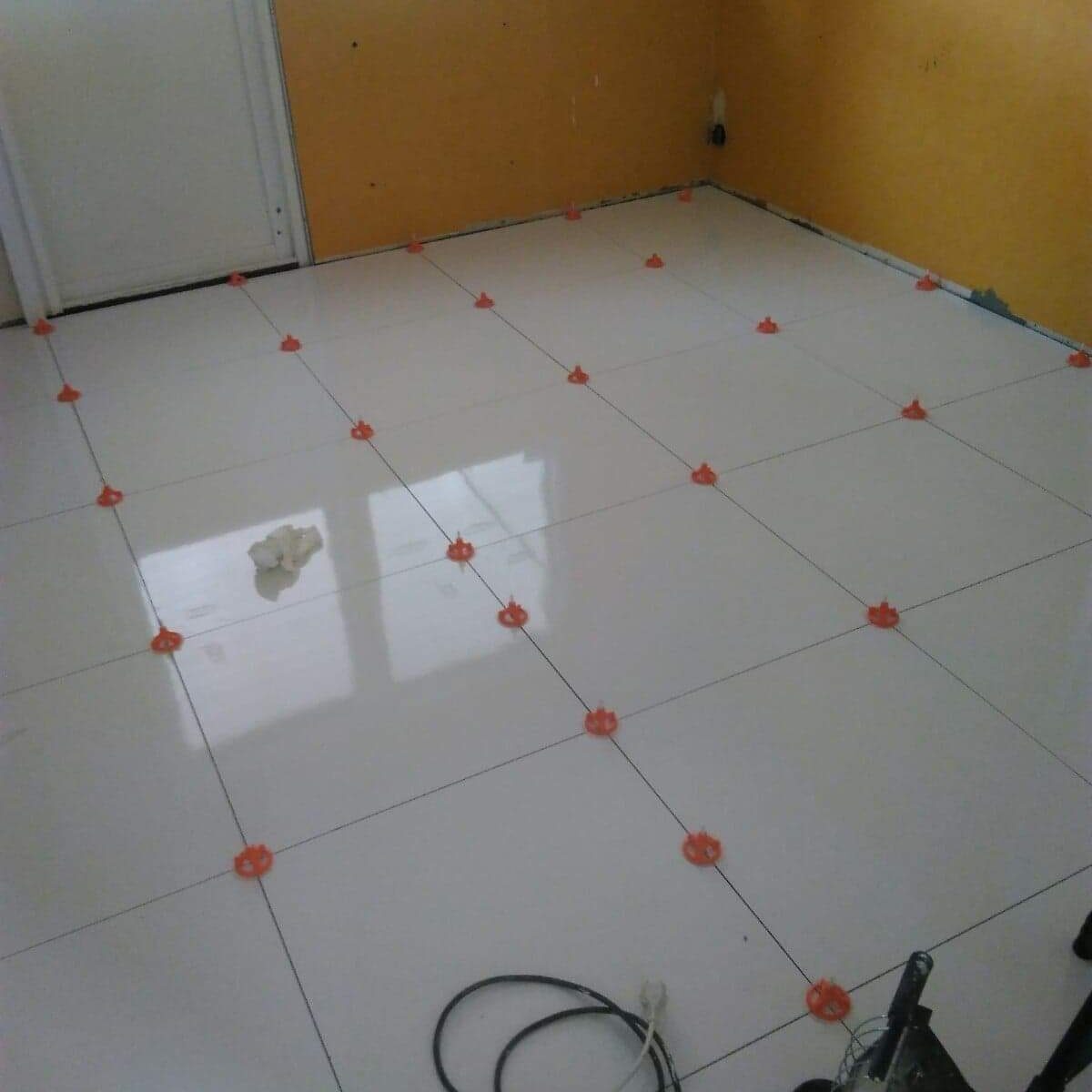 Köksrenovering och fönsterbyte i mönsterås kommun - golvet har täckts med klinker