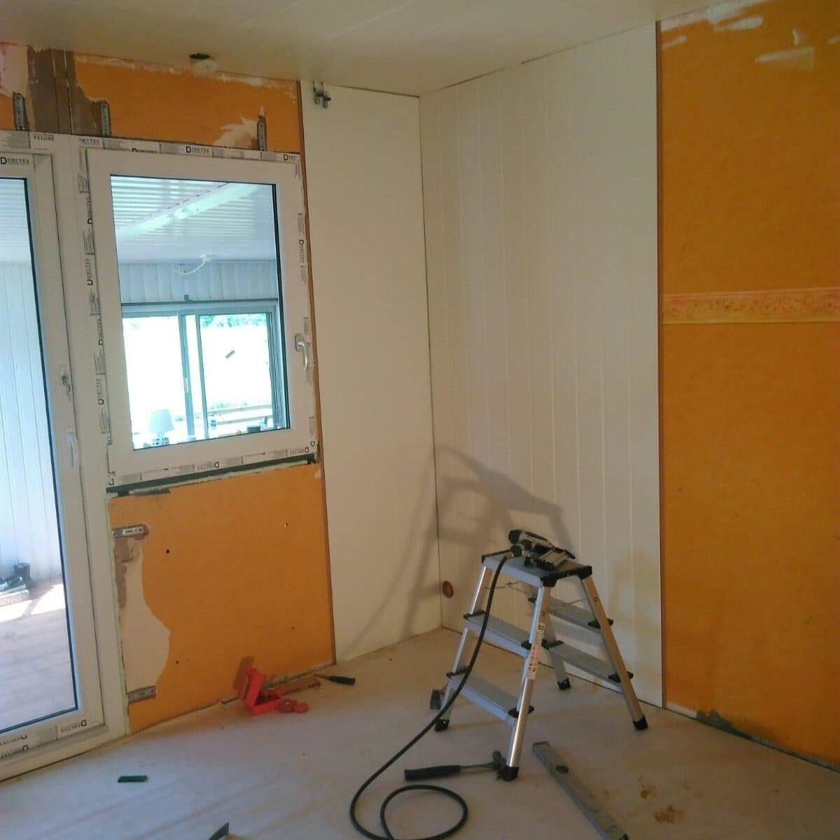 Köksrenovering och fönsterbyte i mönsterås kommun -väggarna har täckts med träpanel