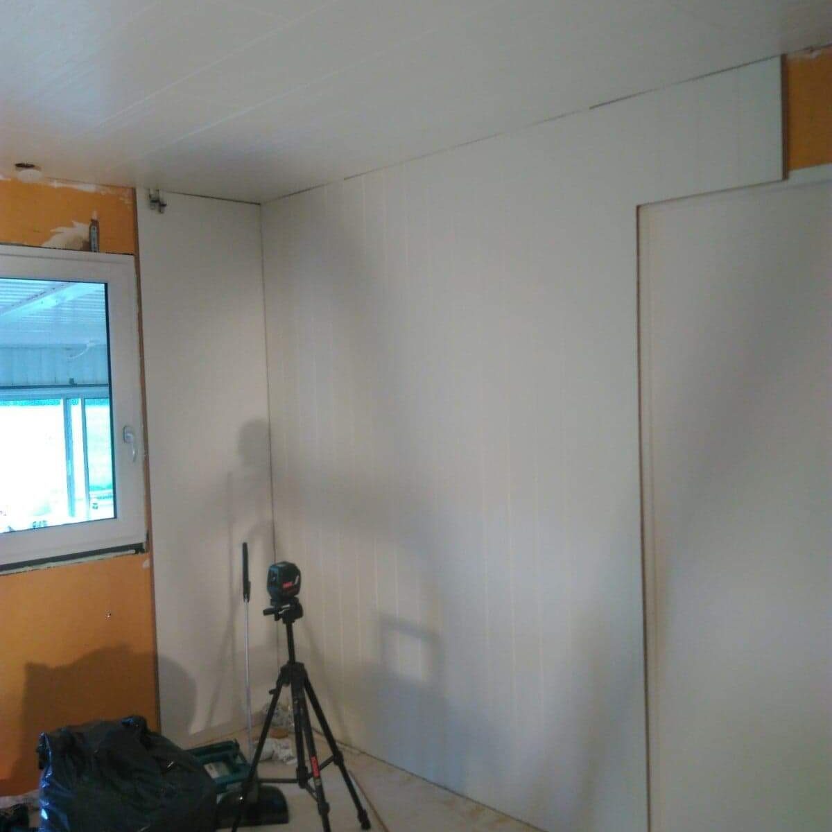 Köksrenovering och fönsterbyte i mönsterås kommun - väggarna har täckts med träpanel