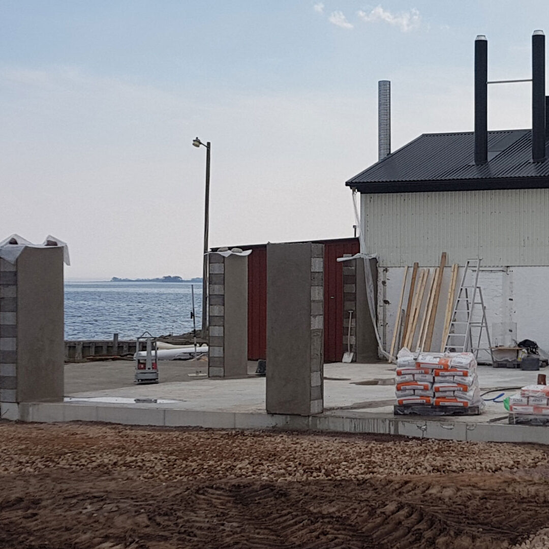 P.Plåt Bygg & AB utför snickeriarbeten och andra renoveringsarbeten inom Kalmar län. Ring oss idag så hjälper vi dig vid din nästa ombyggnation!