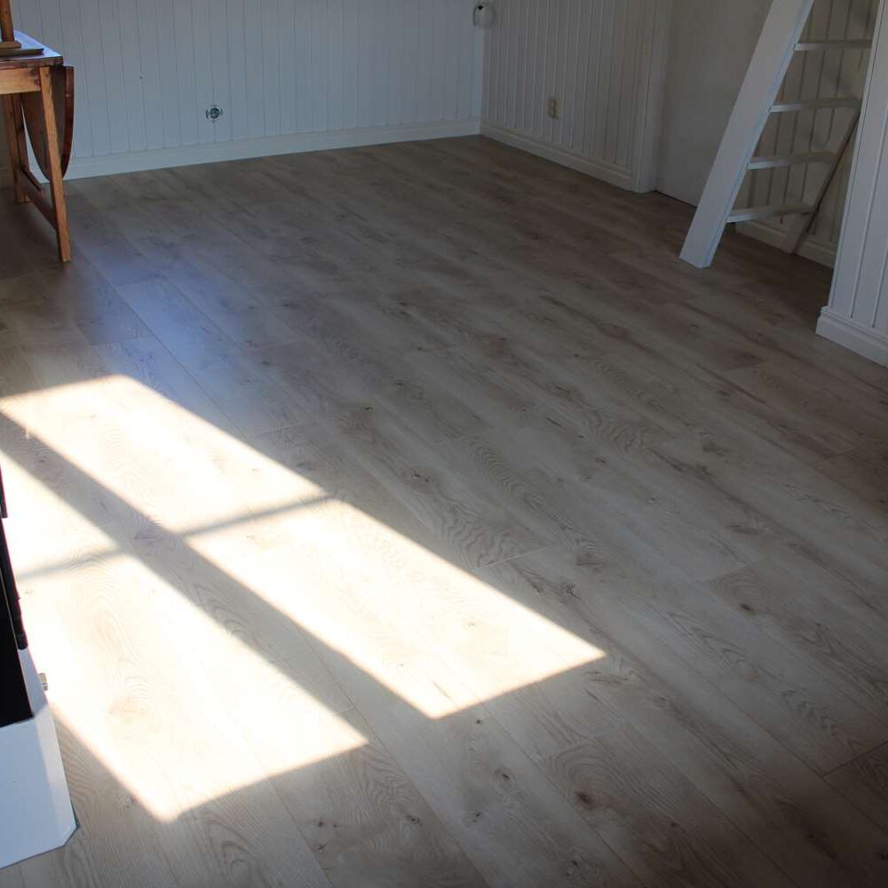 Renovering av ett kök i Löttorp, Öland - montering av nytt golv