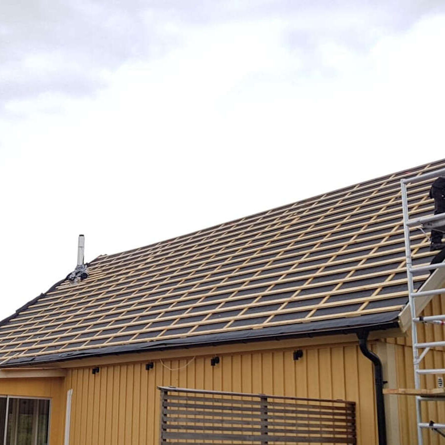 Takrenoveringsarbeten - montering av en ny takyta