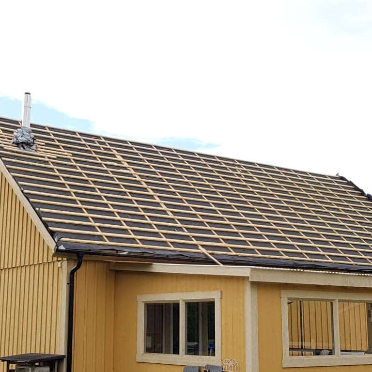 Takrenoveringsarbeten - montering av en ny takyta