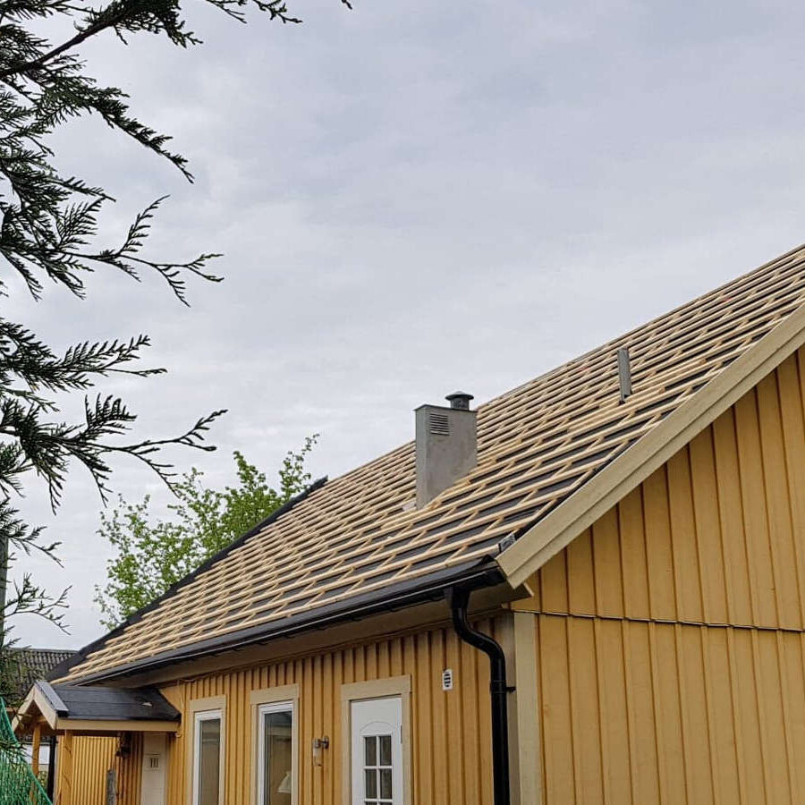 Takrenoveringsarbeten - montering av en ny takyta