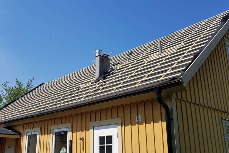 Takrenoveringsarbeten - montering av en ny takyta