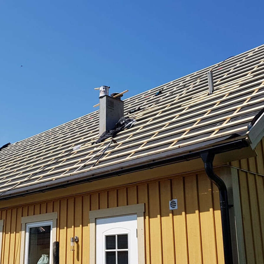 Takrenoveringsarbeten - montering av en ny takyta