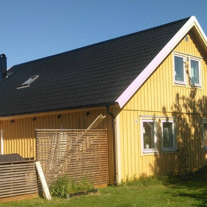 Takrenoveringsarbeten - tillverkning och montering av stuprören i plåt, kantskydden och takåsarna