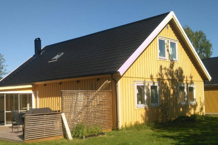 Takrenoveringsarbeten - tillverkning och montering av stuprören i plåt, kantskydden och takåsarna