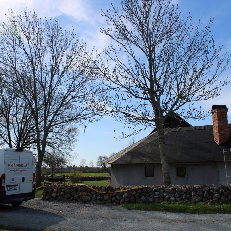 Takläggning med aluminium bandtäckningsplåt i Djupvik, Borgholm kommun