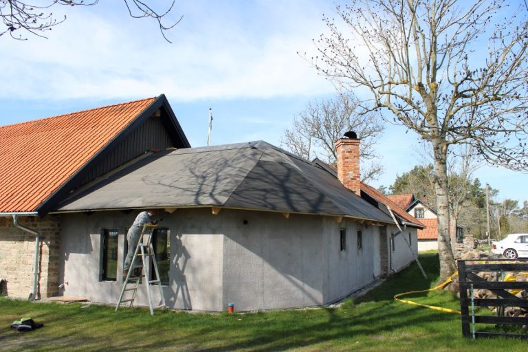 Takläggning med aluminium bandtäckningsplåt i Djupvik, Borgholm kommun