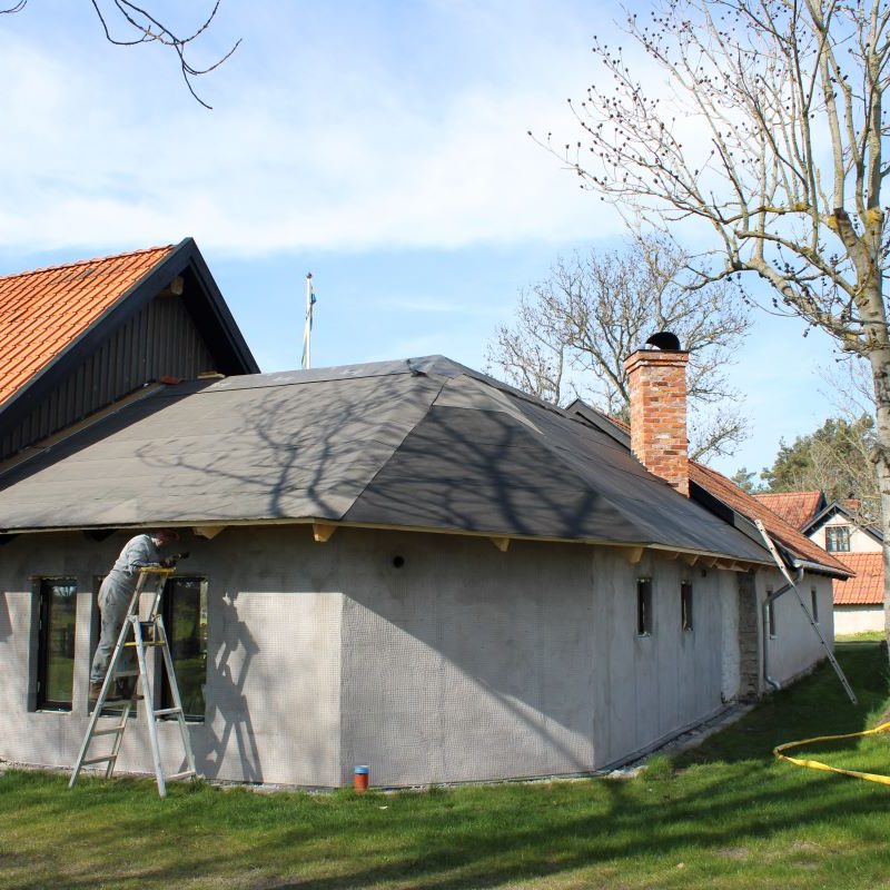Takläggning med aluminium bandtäckningsplåt i Djupvik, Borgholm kommun
