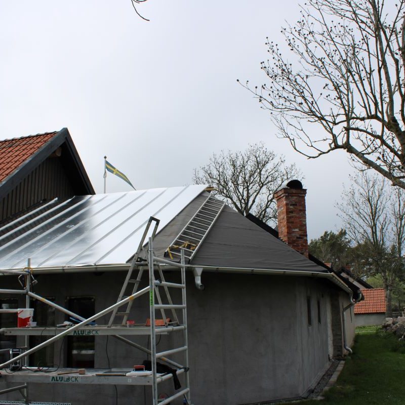 Takläggning med aluminium bandtäckningsplåt i Djupvik, Borgholm kommun
