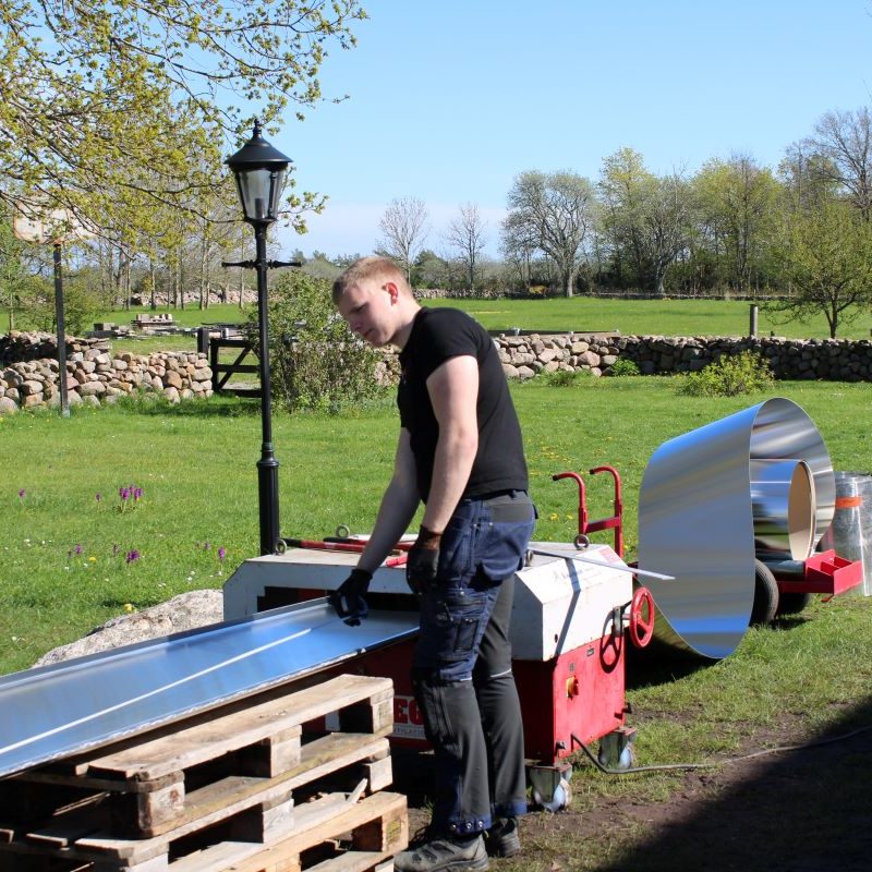 Takläggning med aluminium bandtäckningsplåt i Djupvik, Borgholm kommun