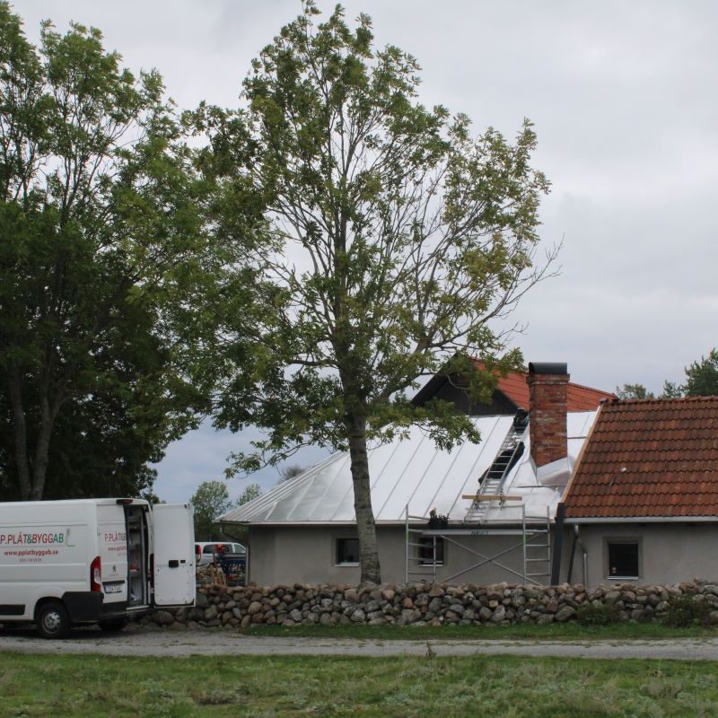 Takläggning med aluminium bandtäckningsplåt i Djupvik, Borgholm kommun