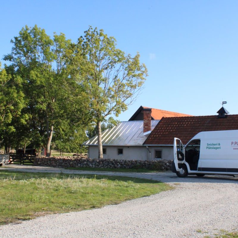 Takläggning med aluminium bandtäckningsplåt i Djupvik, Borgholm kommun