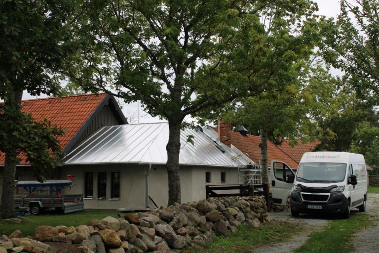 Takläggning med aluminium bandtäckningsplåt i Djupvik, Borgholm kommun