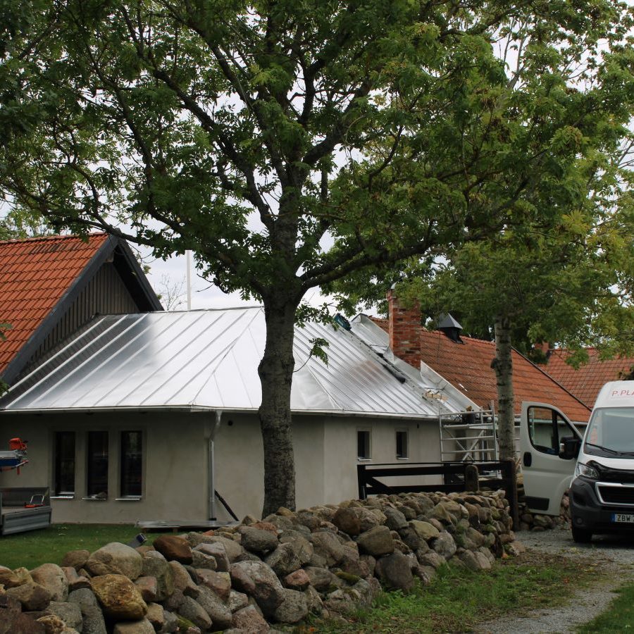 Takläggning med aluminium bandtäckningsplåt i Djupvik, Borgholm kommun