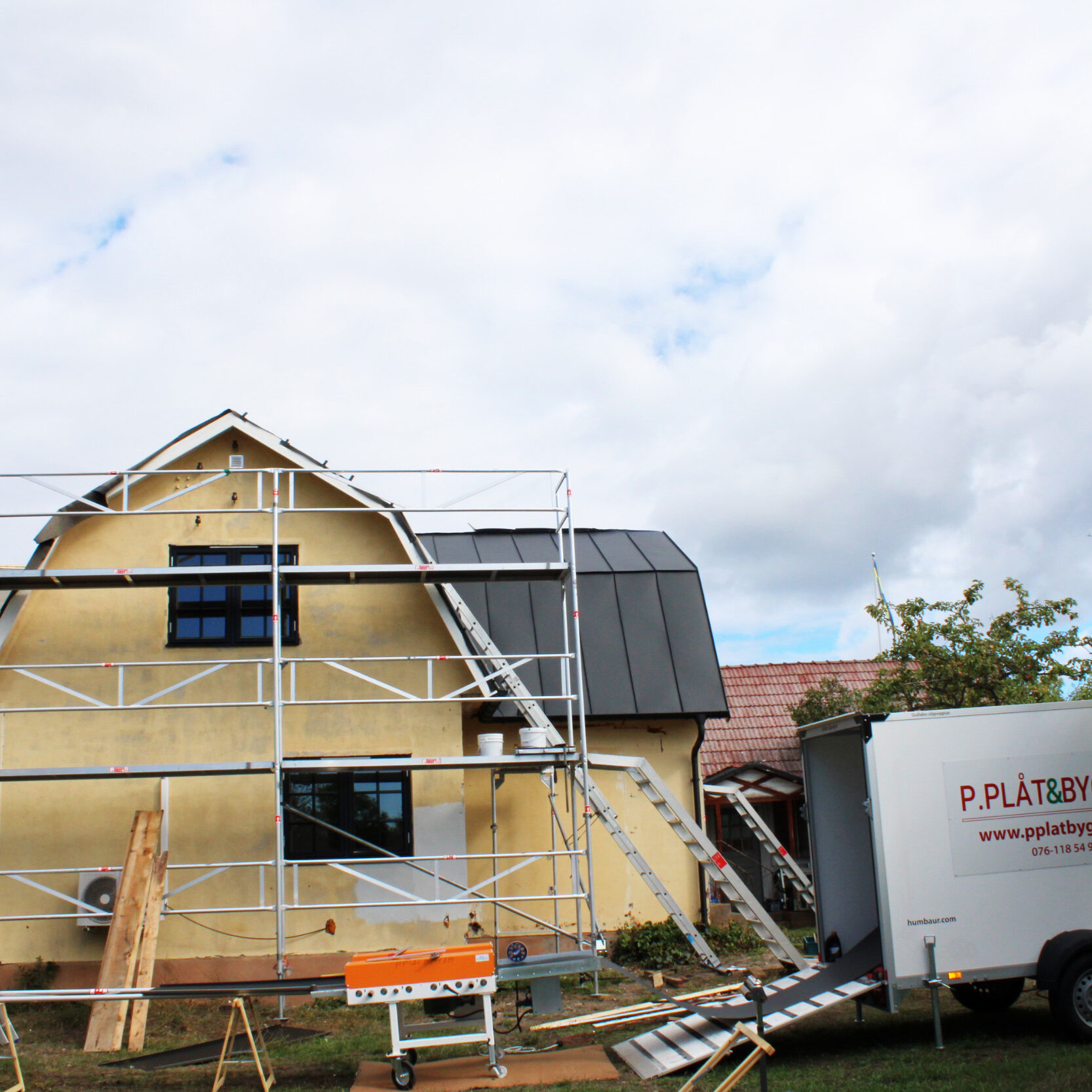 P.Plåt & Bygg AB utför alla typer av renoveringsarbeten inom plåtslageri, byggnadsindustri och kakelsättning i Kalmar län!