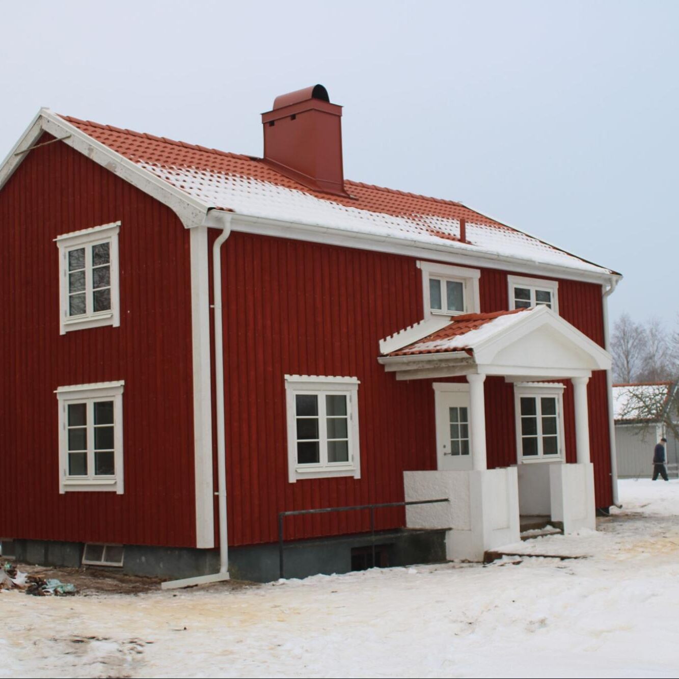 P. Plåt och Bygg AB utför alla typer av byggarbeten såsom utbyggnader, ombyggnader, fönsterbyten och renoveringar i kök och badrum!