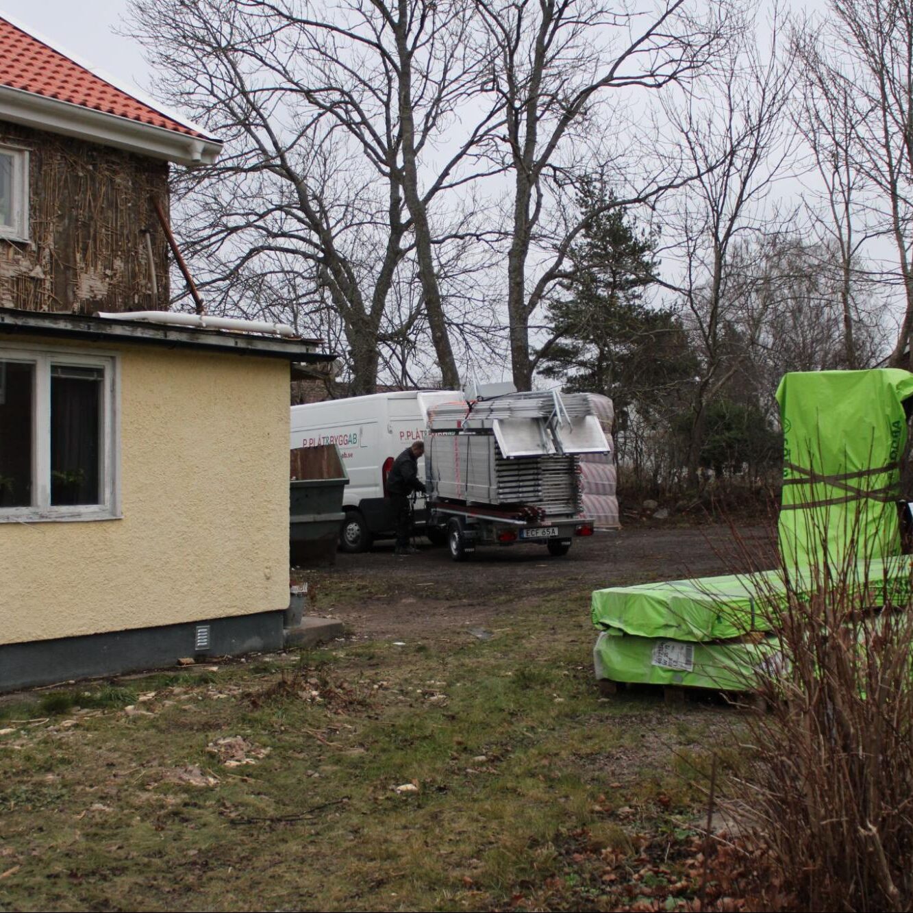 P. Plåt och Bygg AB utför alla typer av byggarbeten såsom utbyggnader, ombyggnader, fönsterbyten och renoveringar i kök och badrum!