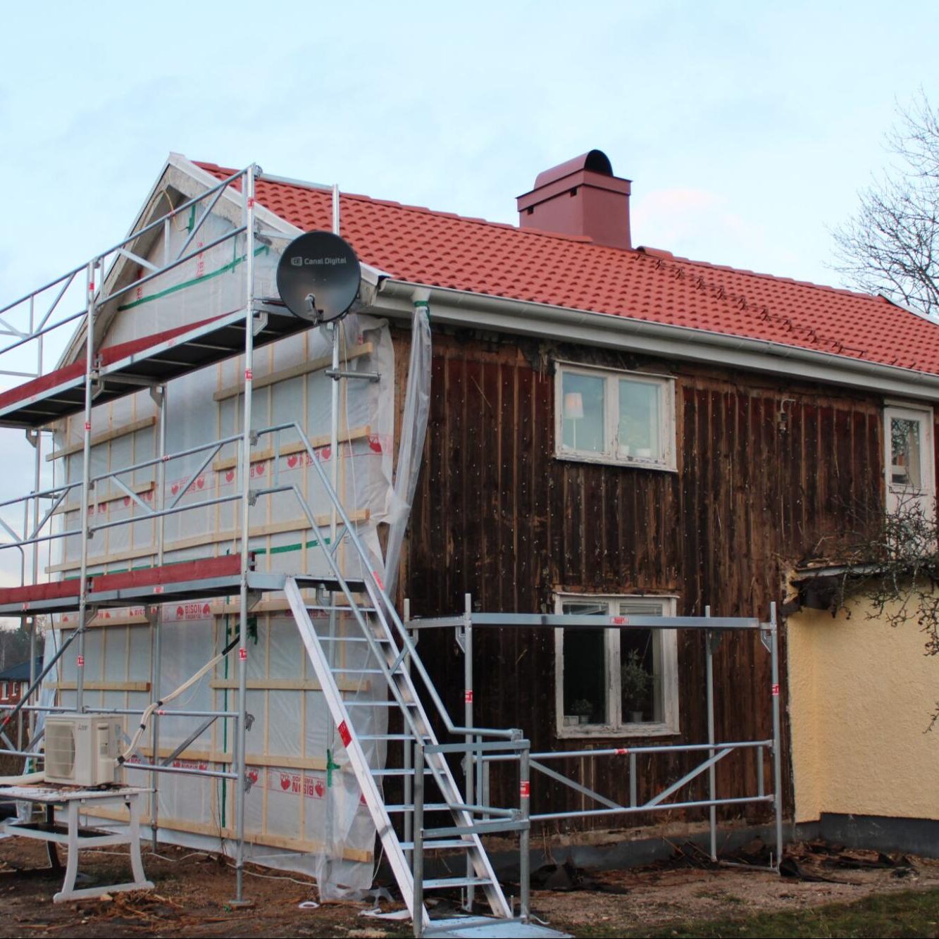 P. Plåt och Bygg AB utför alla typer av byggarbeten såsom utbyggnader, ombyggnader, fönsterbyten och renoveringar i kök och badrum!