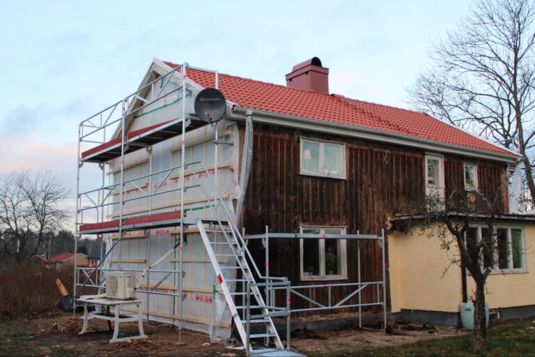 P. Plåt och Bygg AB utför alla typer av byggarbeten såsom utbyggnader, ombyggnader, fönsterbyten och renoveringar i kök och badrum!