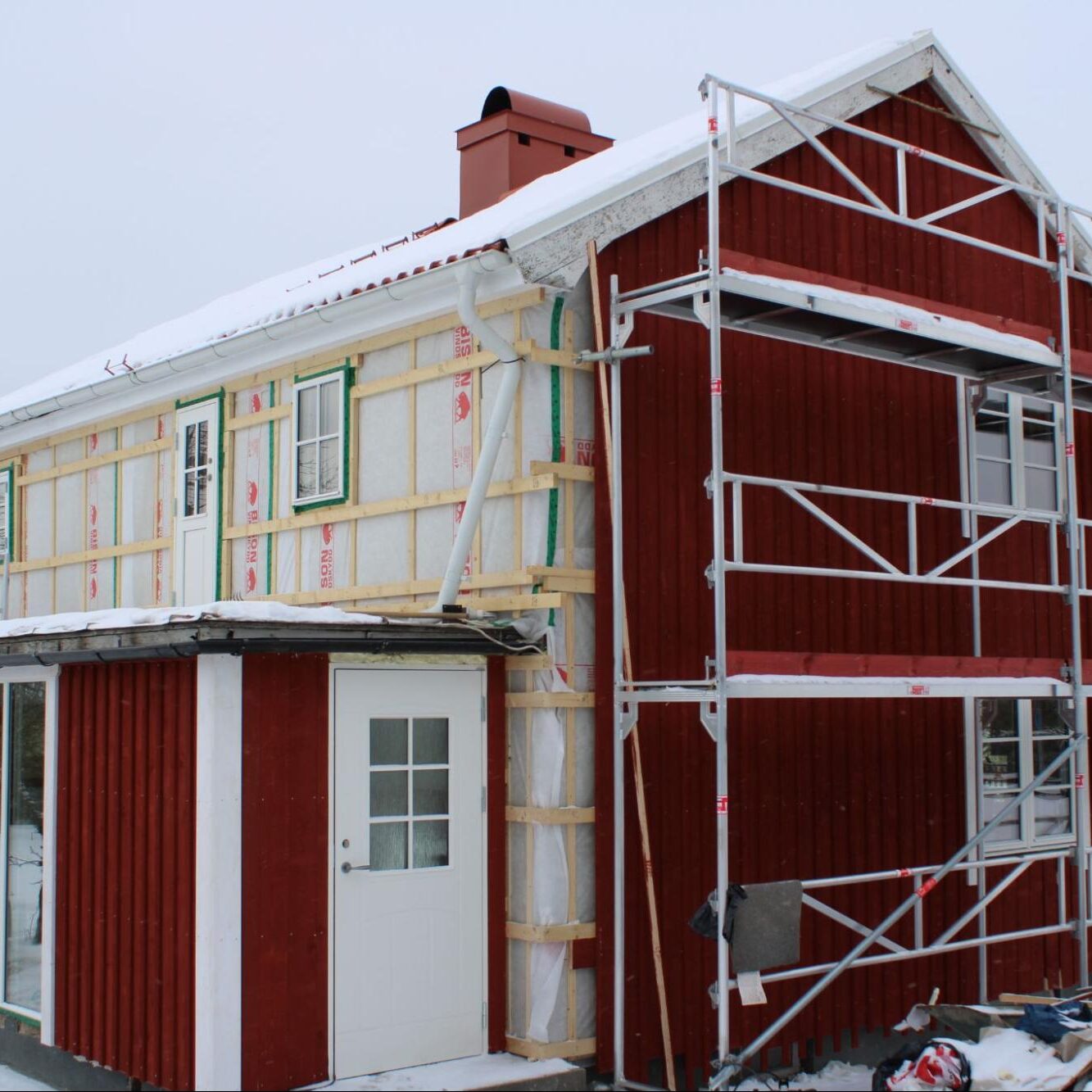 P. Plåt och Bygg AB utför alla typer av byggarbeten såsom utbyggnader, ombyggnader, fönsterbyten och renoveringar i kök och badrum!