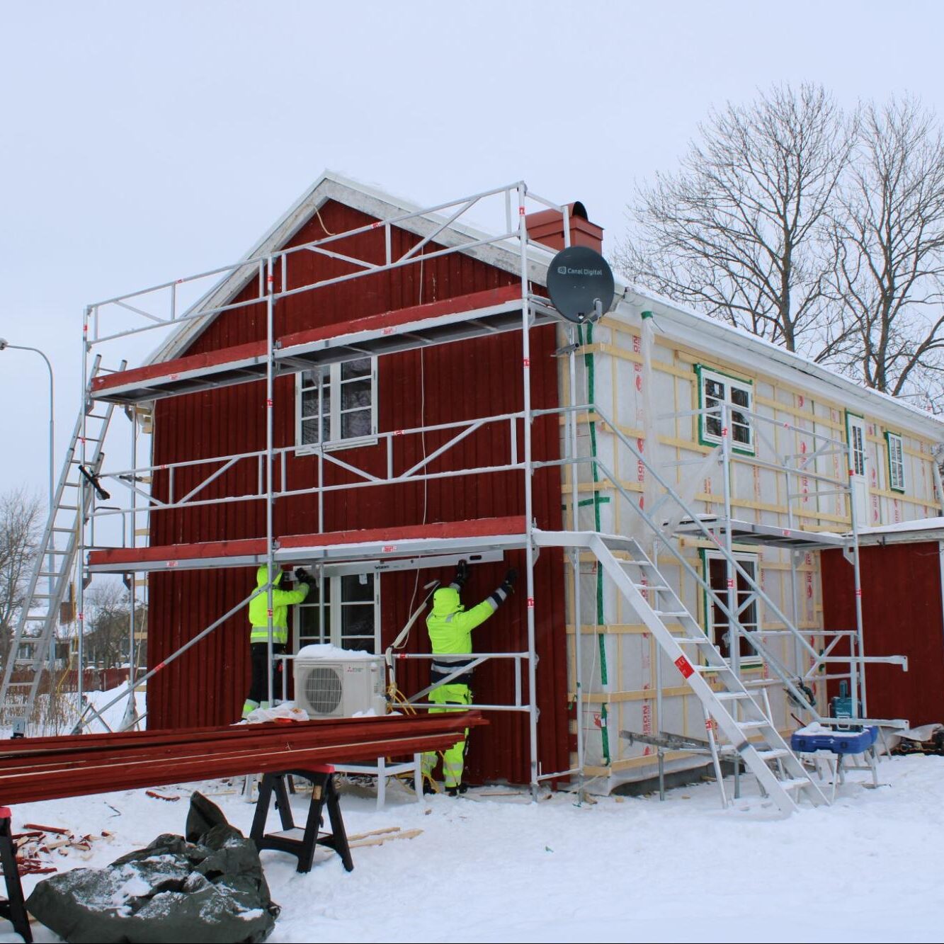 P. Plåt och Bygg AB utför alla typer av byggarbeten såsom utbyggnader, ombyggnader, fönsterbyten och renoveringar i kök och badrum!
