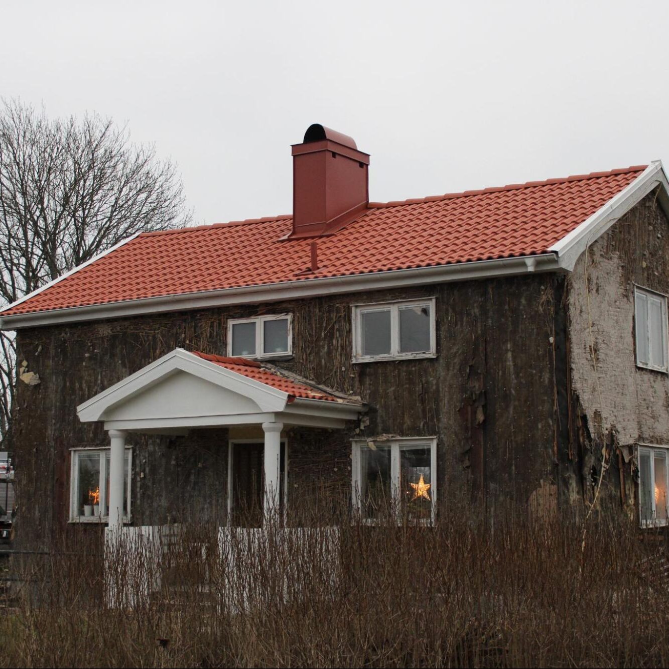 P. Plåt och Bygg AB utför alla typer av byggarbeten såsom utbyggnader, ombyggnader, fönsterbyten och renoveringar i kök och badrum!