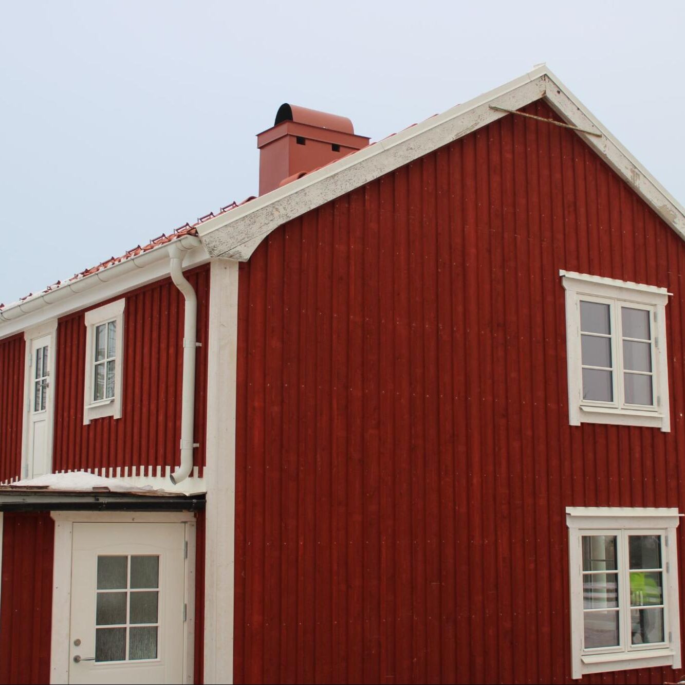 P. Plåt och Bygg AB utför alla typer av byggarbeten såsom utbyggnader, ombyggnader, fönsterbyten och renoveringar i kök och badrum!