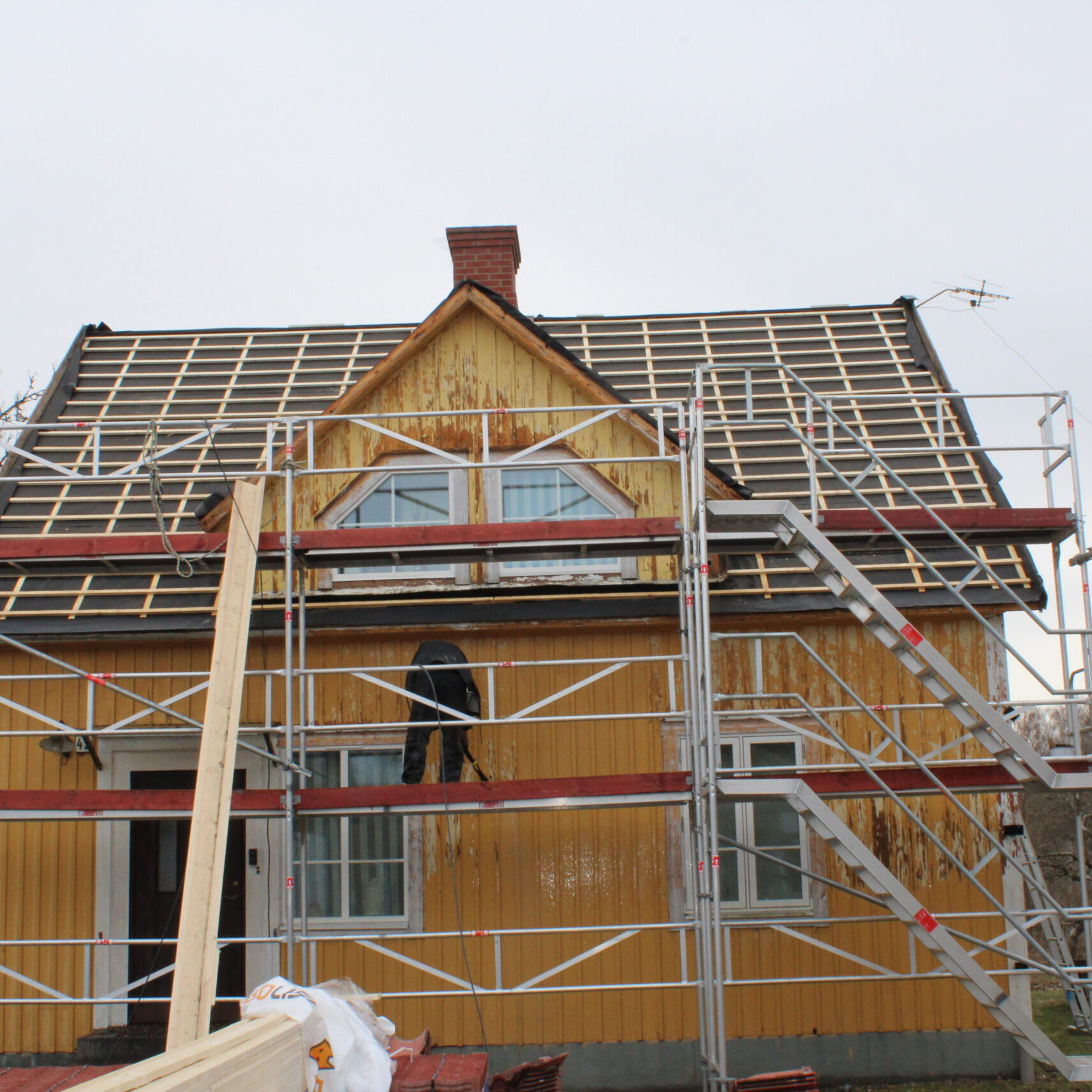 P.Plåt Bygg & AB utför snickeriarbeten, målning, byte av skorsten, tak och andra renoveringsarbeten inom Kalmar län. Ring oss idag så hjälper vi dig vid ditt nästa bygge!