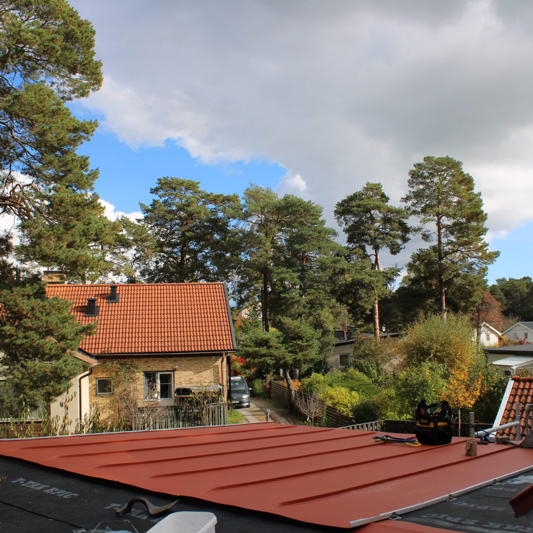 Petras bygg och plåt i Mönsterås kommun byter dina hängrännor, vindskivor och renoverar ditt tak med hög kvalitet! Kontakta oss redan idag för en prisvärd offert!