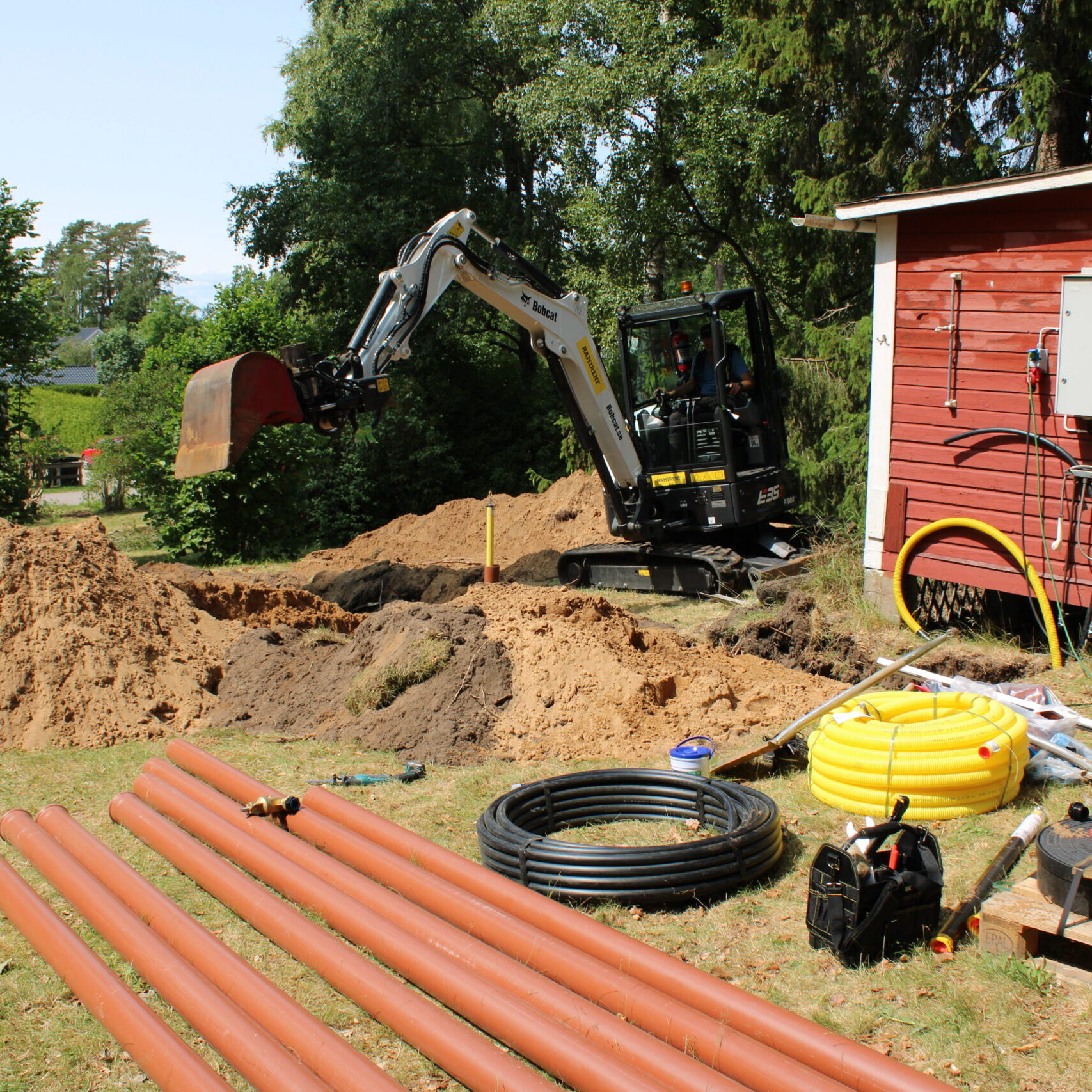 P.Plåt Bygg & AB utför snickeriarbeten, målning, byte av skorsten, tak och andra renoveringsarbeten inom Kalmar län. Ring oss idag så hjälper vi dig vid ditt nästa bygge!