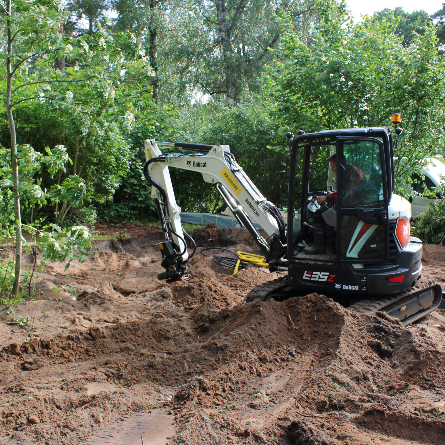 P.Plåt Bygg & AB utför snickeriarbeten, målning, byte av skorsten, tak och andra renoveringsarbeten inom Kalmar län. Ring oss idag så hjälper vi dig vid ditt nästa bygge!