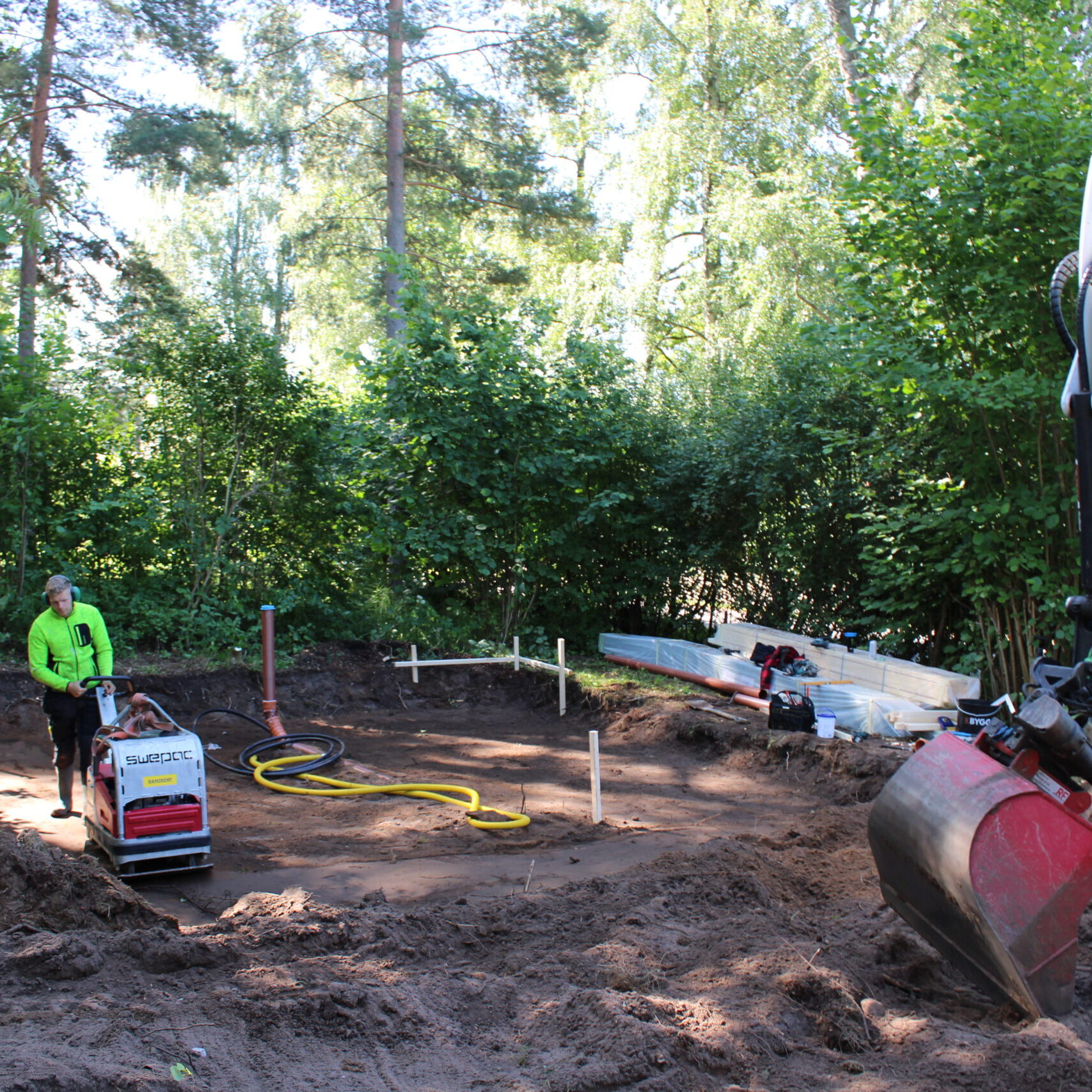 P.Plåt Bygg & AB utför målning, snickeriarbeten och andra renoveringsarbeten inom Kalmar län. Ring oss idag så hjälper vi dig vid ditt nästa bygge!