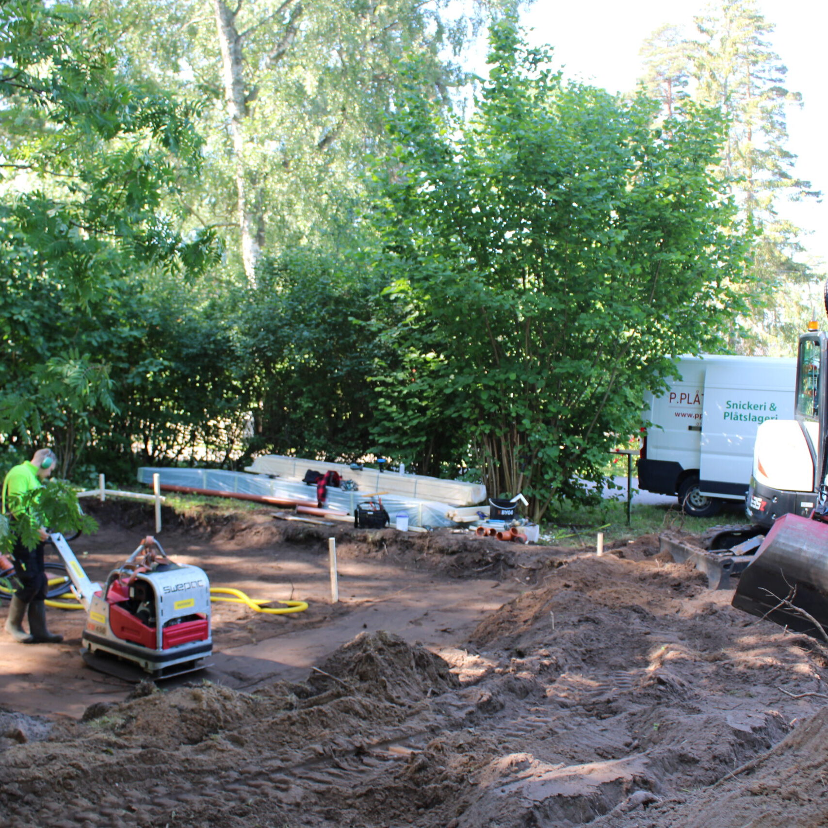 P.Plåt Bygg & AB utför snickeriarbeten, målning, byte av skorsten, tak och andra renoveringsarbeten inom Kalmar län. Ring oss idag så hjälper vi dig vid ditt nästa bygge!