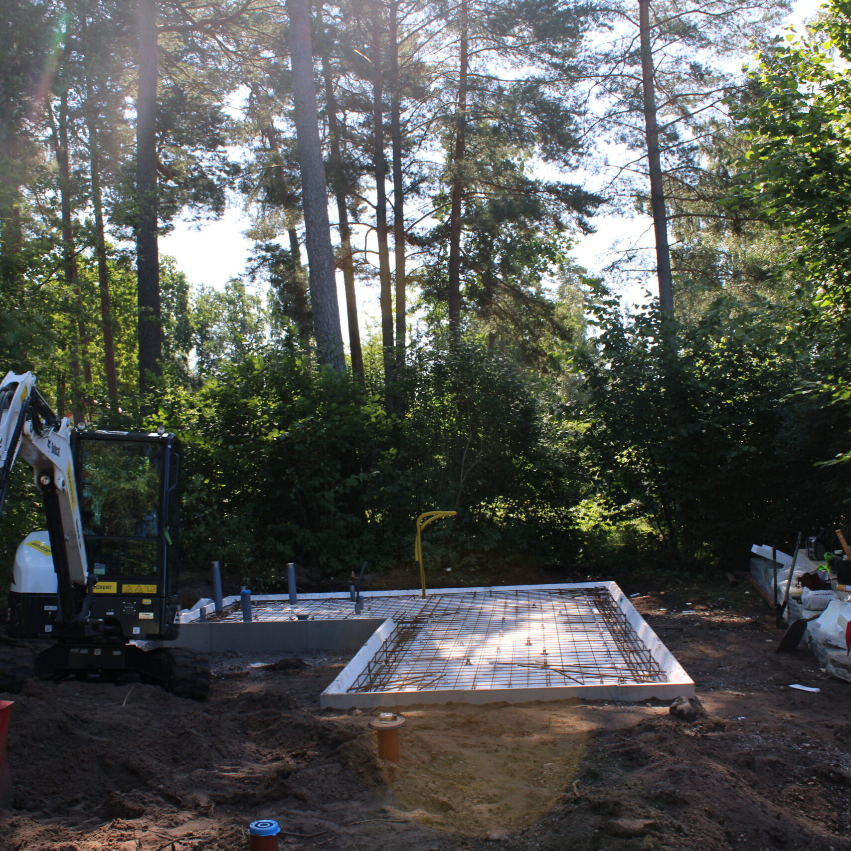 Behöver du hjälp med renovering, målning eller hjälp med att lägga ett nytt tak? Vi på P.Plåt och Bygg AB har lång erfarenhet inom byggnadssnickeri, plåtslageri och takläggning. Kontakta oss så hjälper vi dig med ditt nästa projekt!